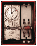 1910. Маятниковые часы” (реле) с ручным заводом, с автоматическим переключением по временной программе. Временная программа задается на шесть недель.
                           Некоторые из этих реле до сих пор работают!